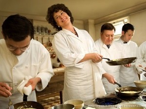 julie-julia-production-still-meryl-streep-4552552-400-300